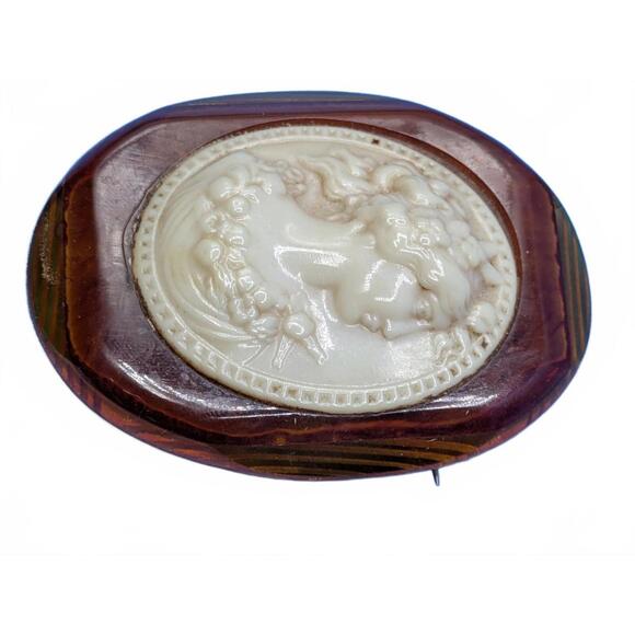 Vintage Cameo Brooch with Profile Carving - Picture 4 of 6